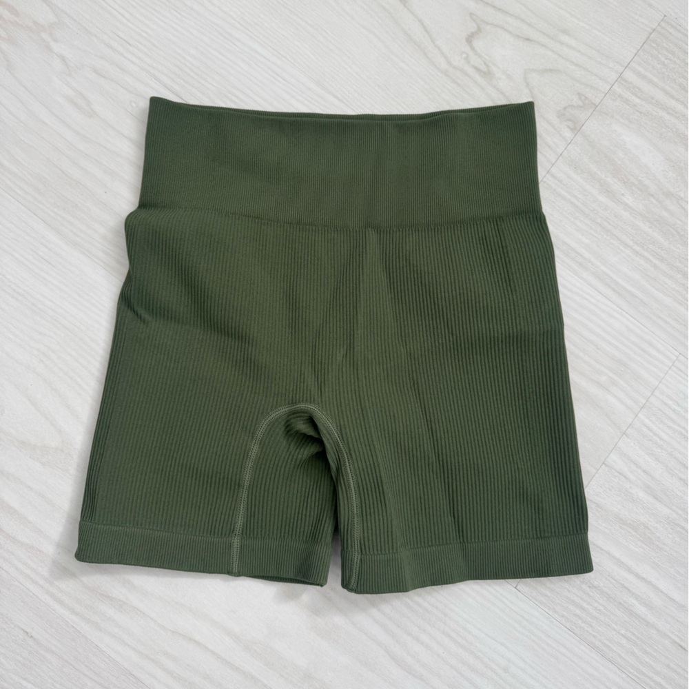 ARMY GREEN RIBBED SHORTS